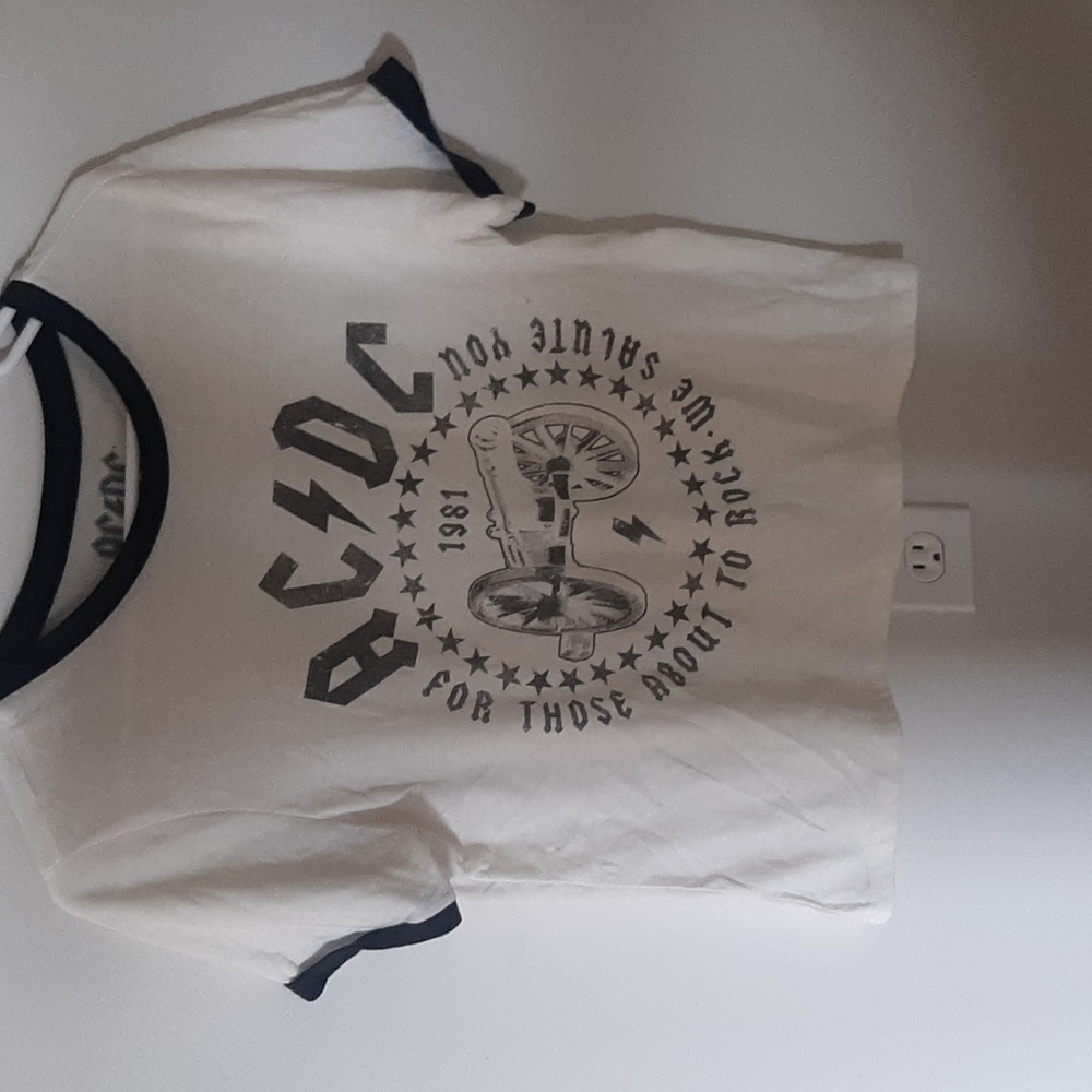 AC⚡️DC TSHIRT!  (1881, For those about to rock, we salute you)     Make offers!!